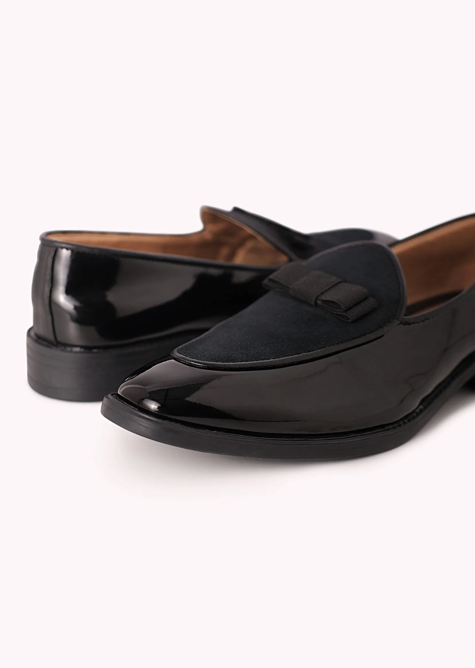 Black Bow Juttis In Velvet