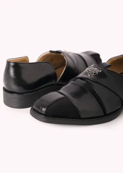 Black Juttis with Textured Detail