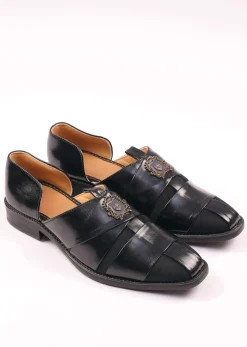 Black Peshawari Footwear In Rexine And Suede Leather Embellished With A Brooch