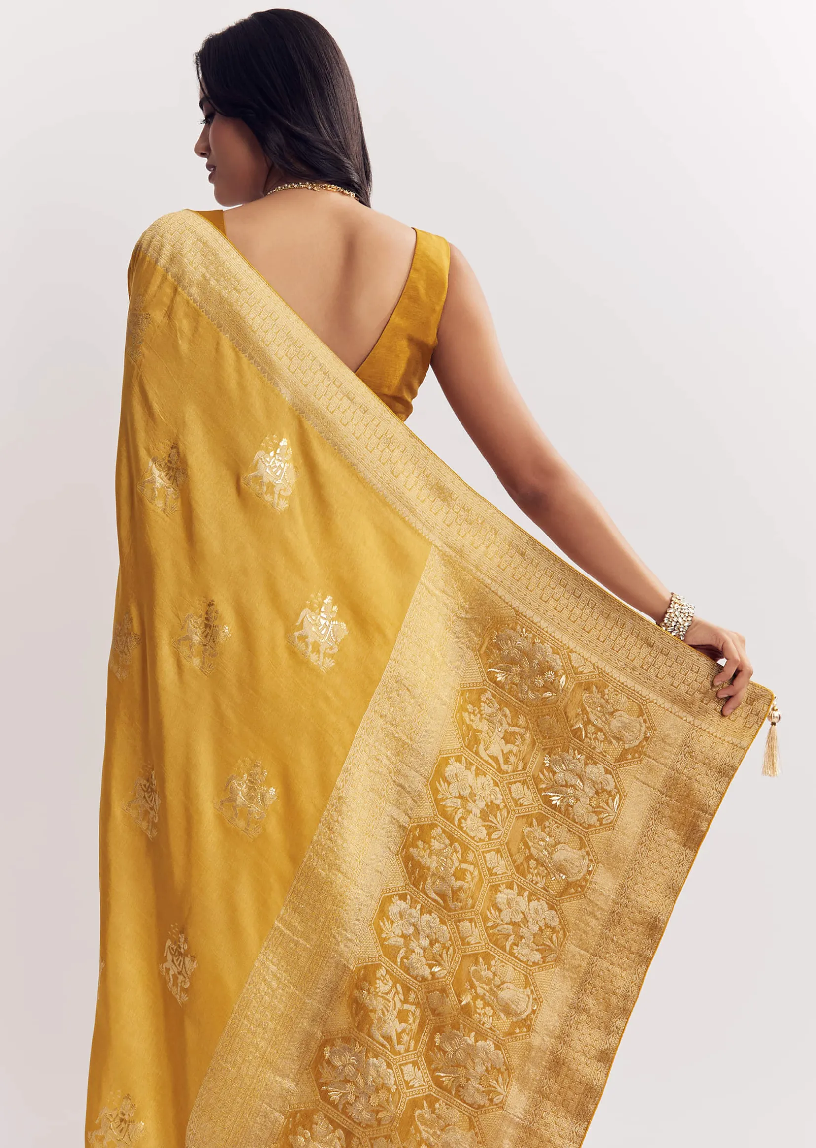 Georgette Saree With All Over Butti Woven Design