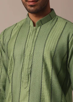 Green Kurta Set With Intricate Thread Work