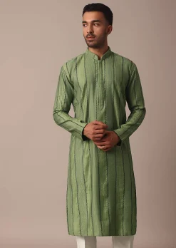 Green Kurta Set With Intricate Thread Work