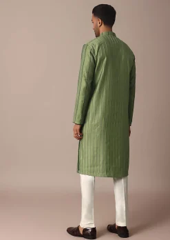 Green Kurta Set With Intricate Thread Work