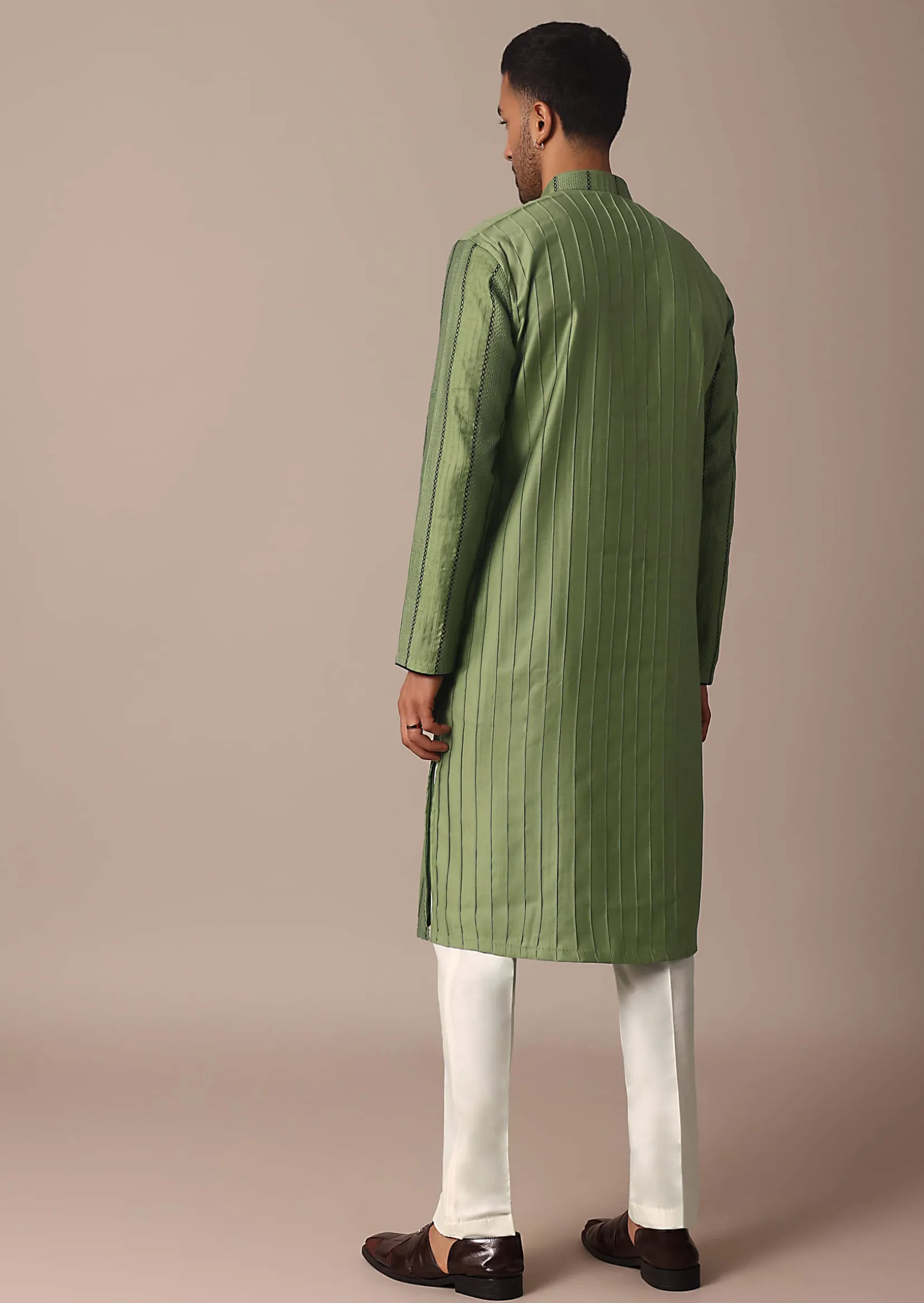 Green Kurta Set With Intricate Thread Work