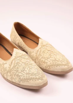 Off White Raw Silk Zardozi Juttis