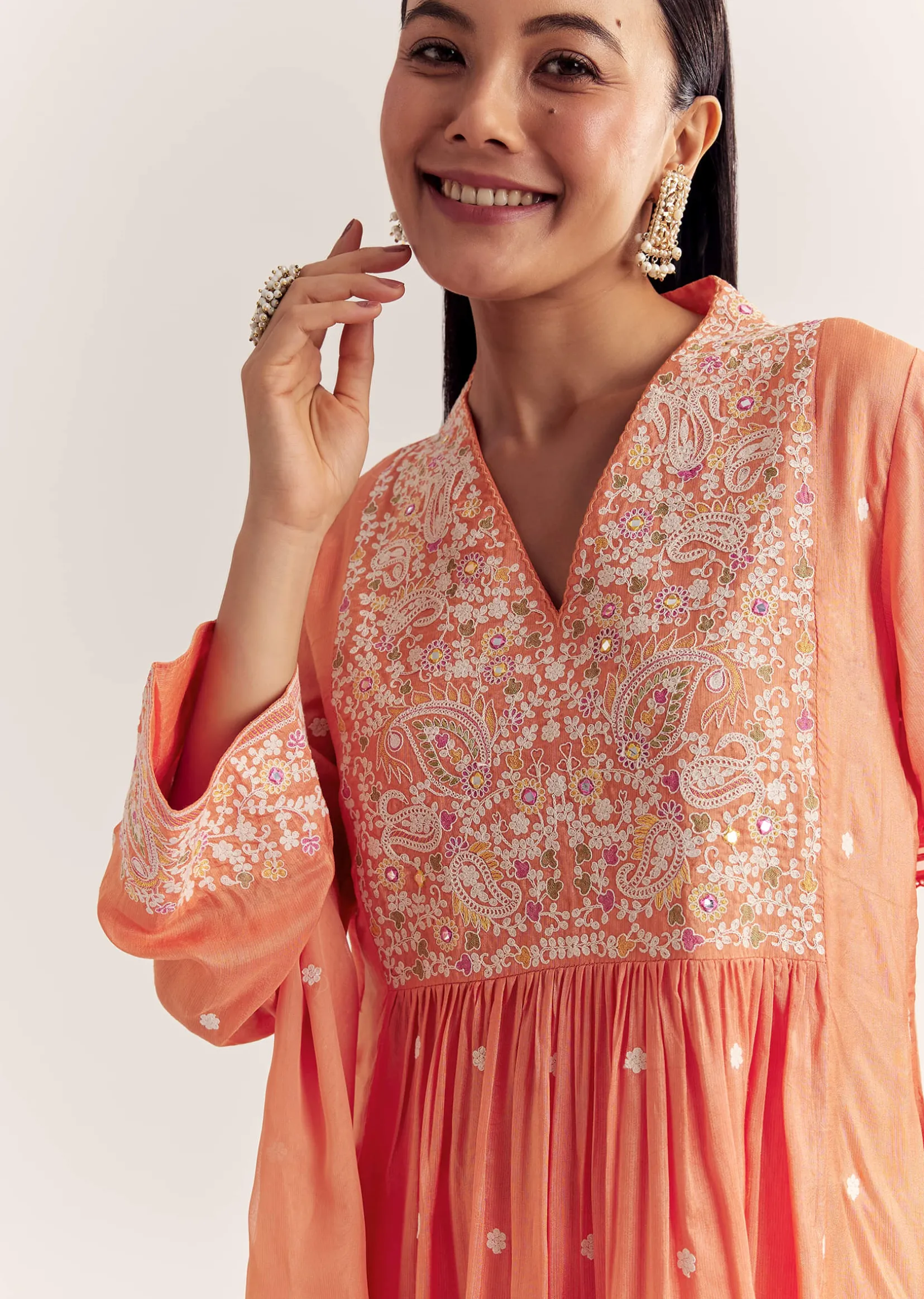 Peach Silk Threadwork Kurta Set With Organza Dupatta
