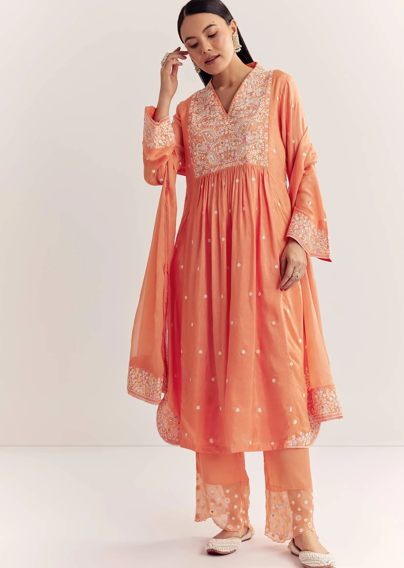 Peach Silk Threadwork Kurta Set With Organza Dupatta