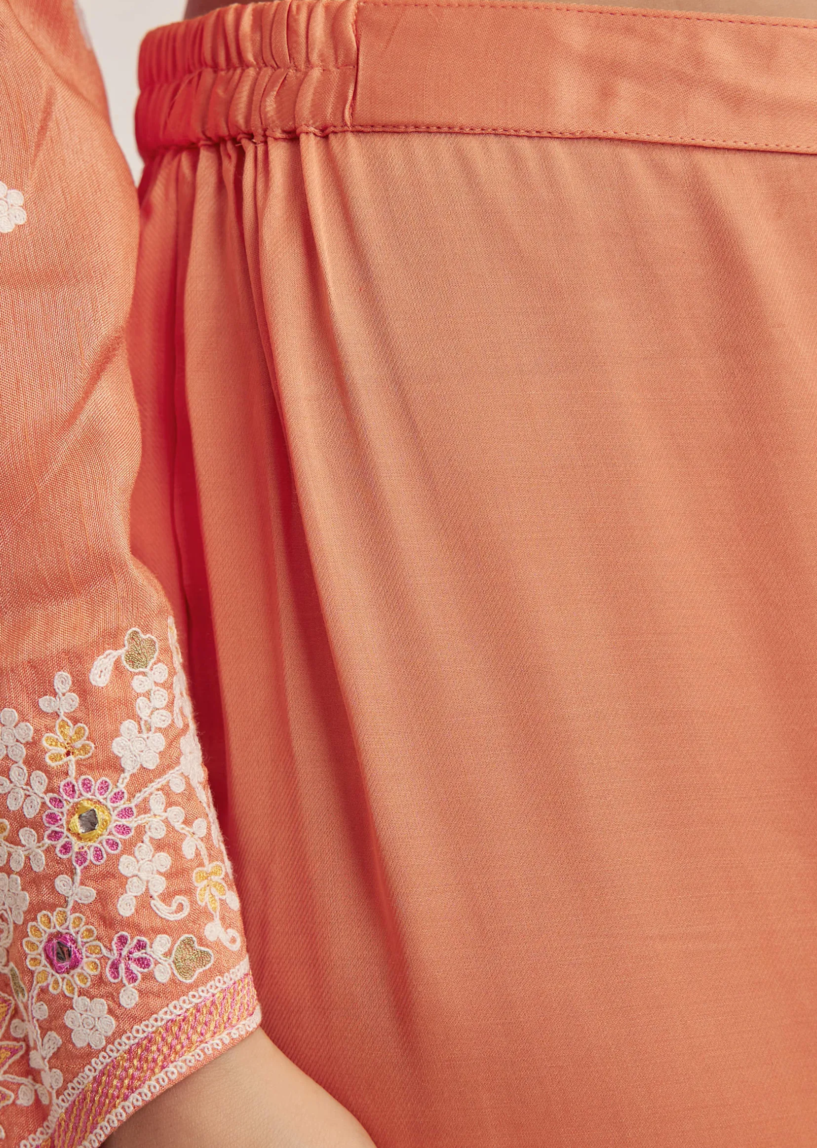 Peach Silk Threadwork Kurta Set With Organza Dupatta