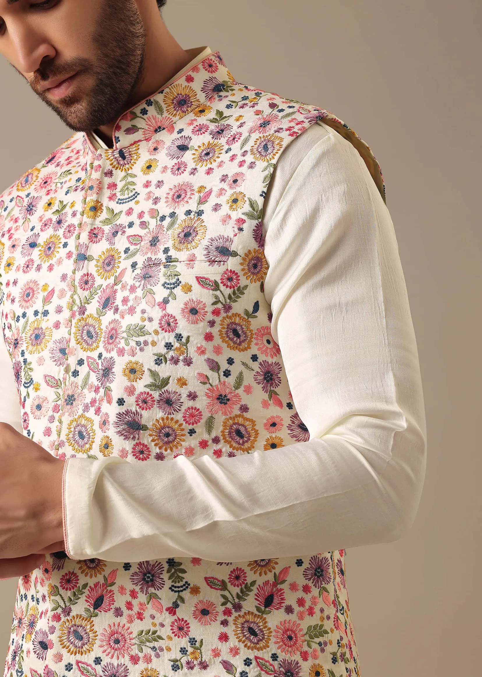 White Floral Bundi & Kurta Set In Silk
