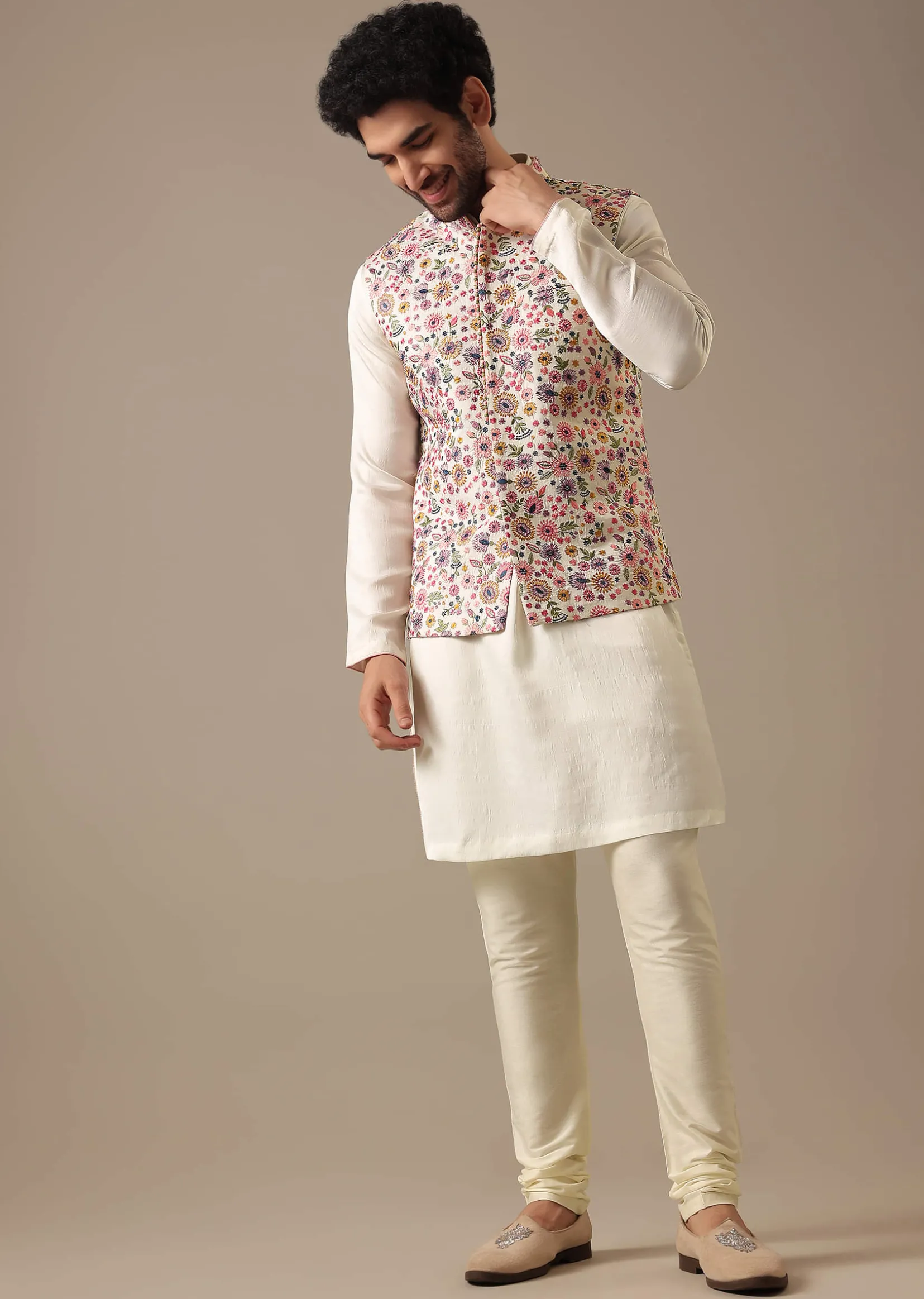 White Floral Bundi & Kurta Set In Silk