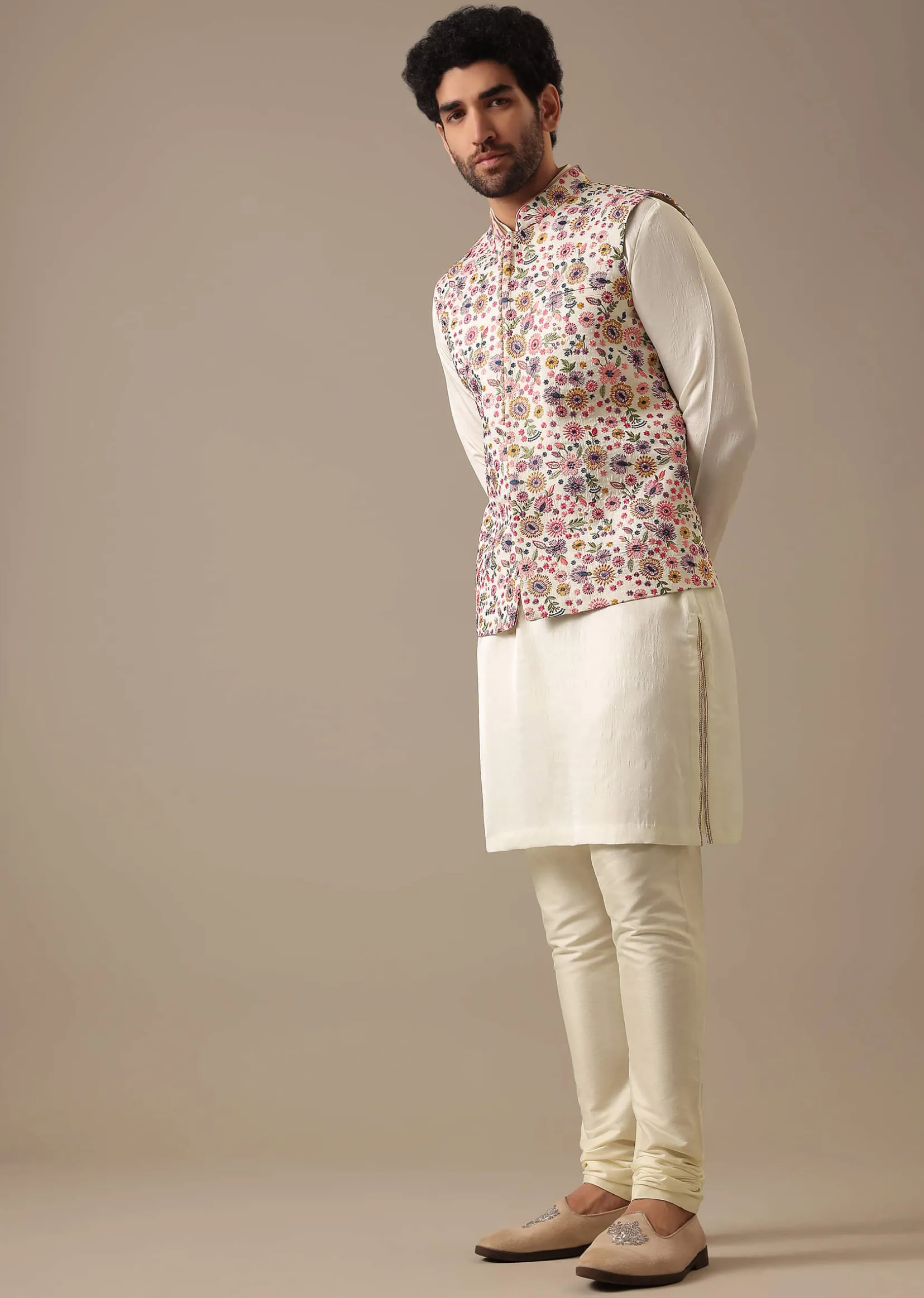 White Floral Bundi & Kurta Set In Silk