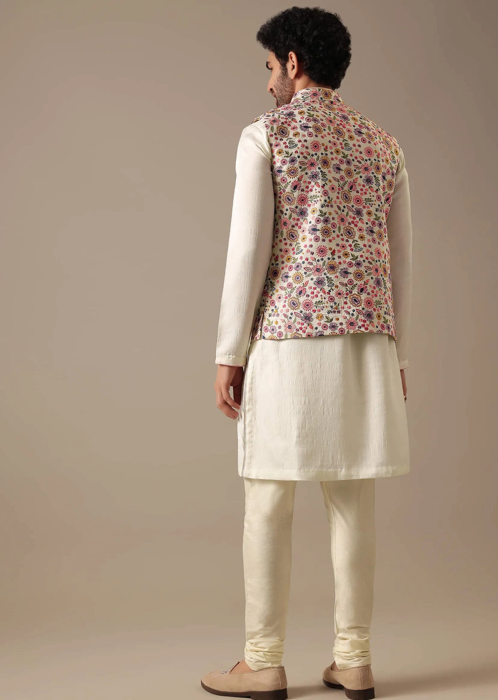 White Floral Bundi & Kurta Set In Silk