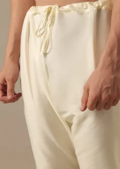 White Floral Bundi & Kurta Set In Silk