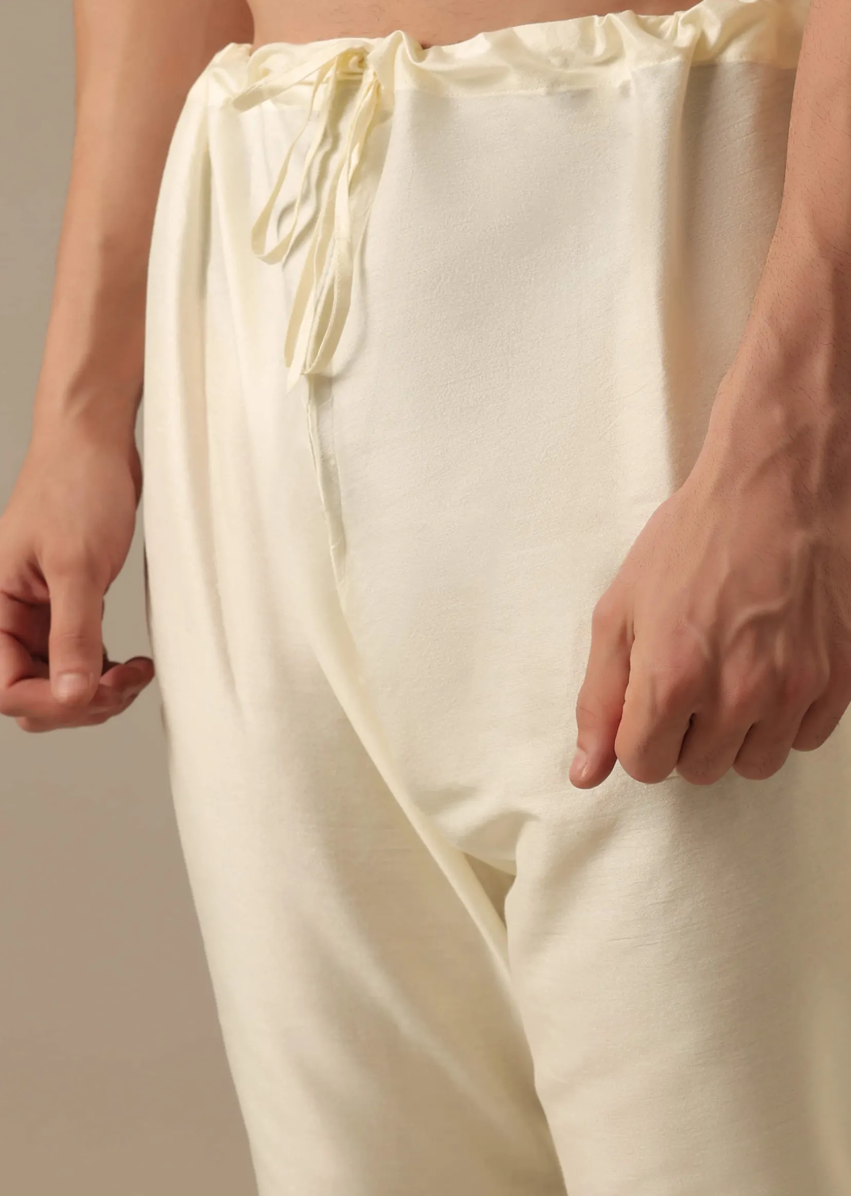 White Floral Bundi & Kurta Set In Silk