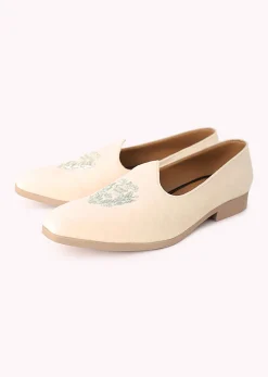 White Velvet Juttis