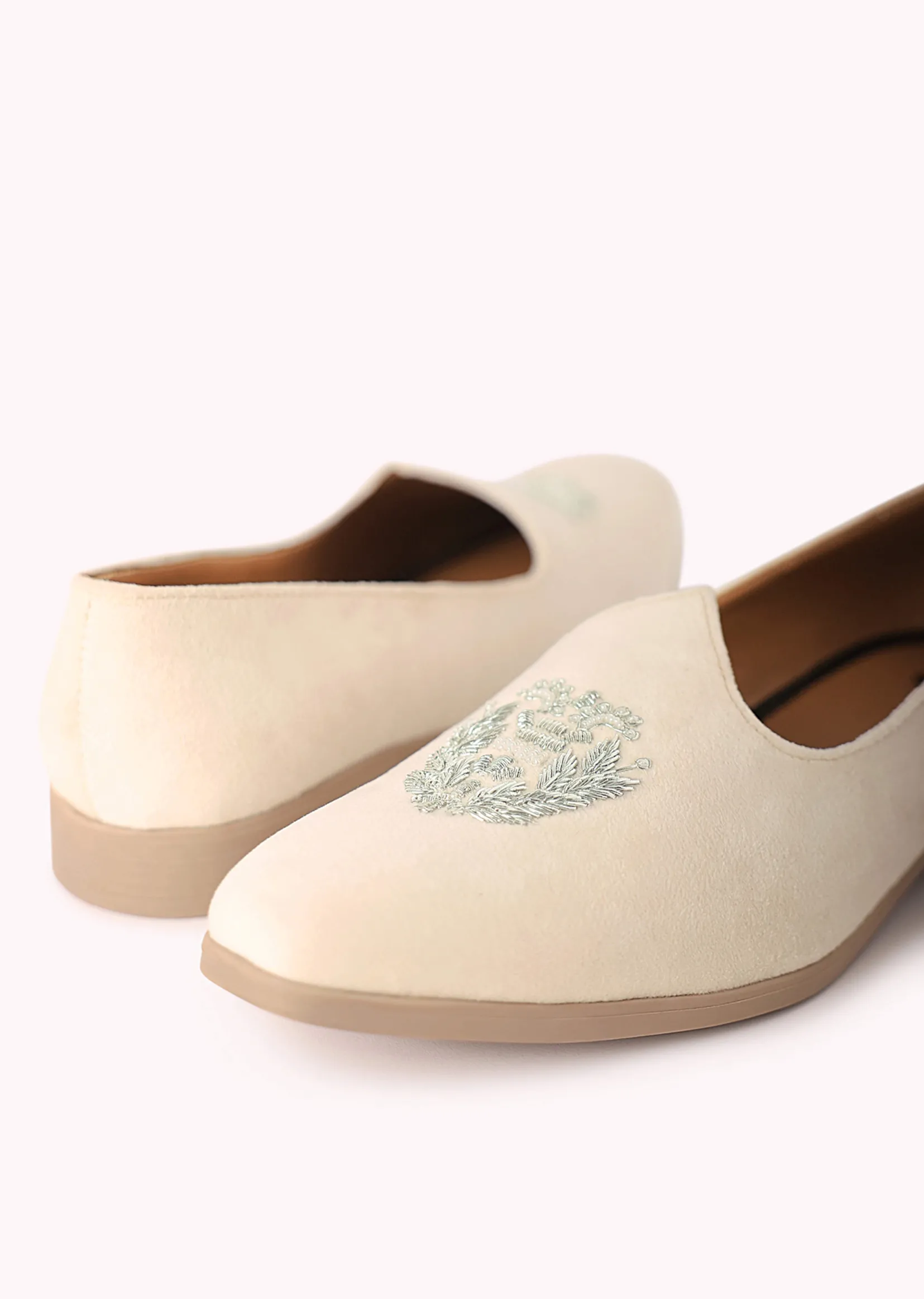 White Velvet Juttis